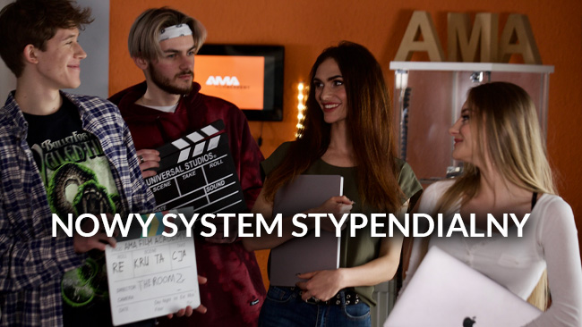 Młodzi studenci filmu AMA pozują razem w studiu z klapą filmową
