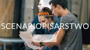 Grupa studentów czyta scenariusz na planie filmowym AMA Film Academy