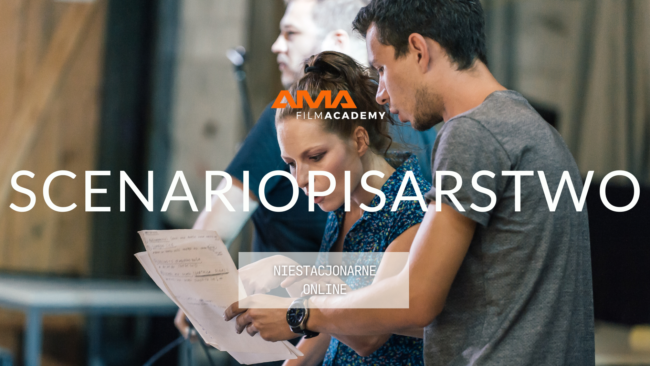 Grupa studentów czyta scenariusz na planie filmowym AMA Film Academy