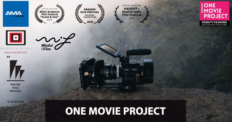 Profesjonalny sprzęt filmowy na tle mglistego krajobrazu z logami festiwali