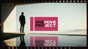 Osoba stojąca przed ekranem z logiem One Movie Project