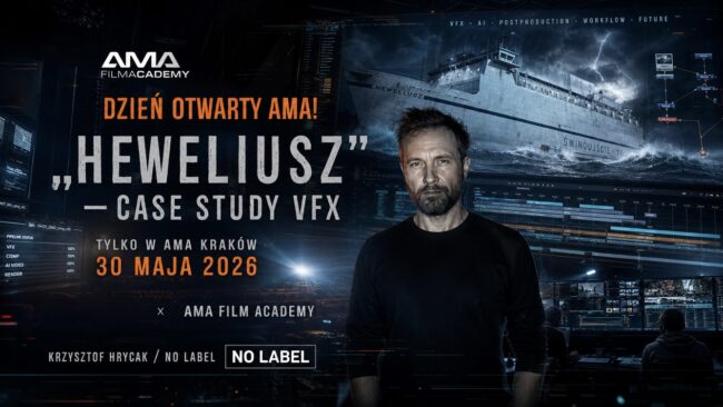 Mężczyzna w czarnej koszulce przed wizualizacją statku Heweliusz podczas prezentacji VFX