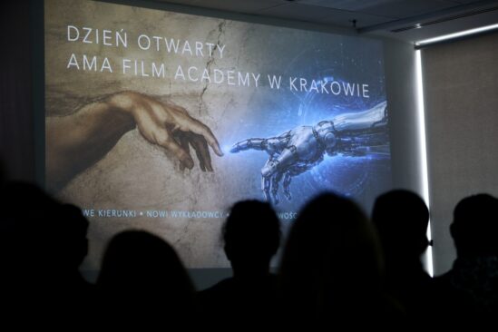 Dzień otwarty AMA Film Academy w Krakowie, projekcja na ekranie, publiczność
