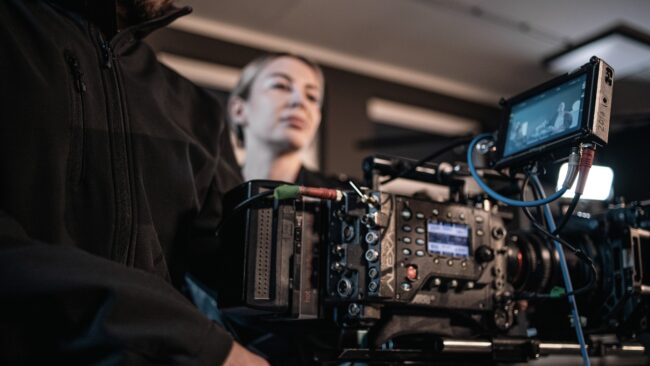 kamera profesjonalna ARRI Alexa, za nią studentka szkoły filmowej