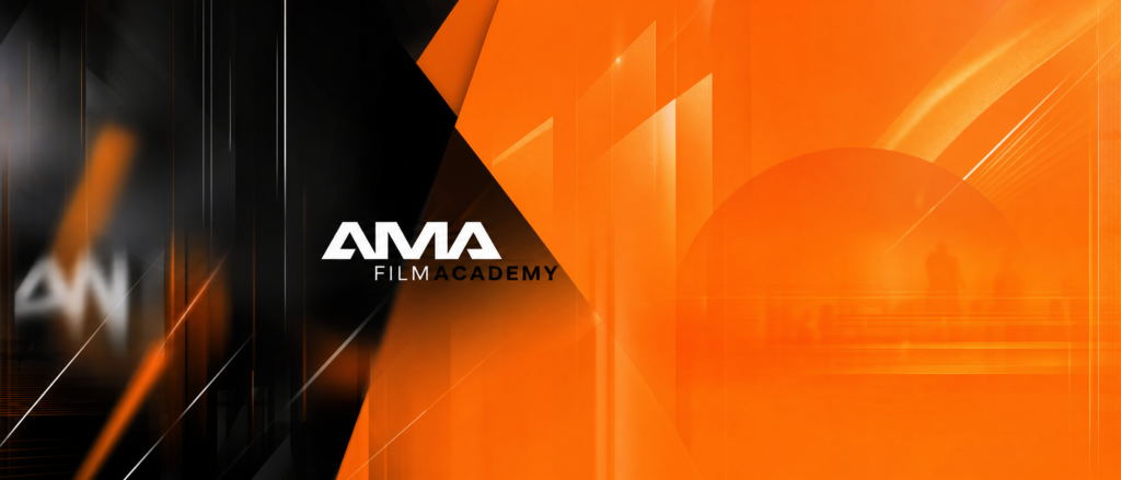 logo AMA FILM ACADEMY NA POMARAŃCZOWYM TLE